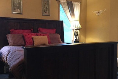Ejemplo de dormitorio principal rústico grande con paredes beige y moqueta