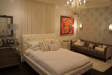 ニューヨークにある中くらいなシャビーシック調のおしゃれな客用寝室 (白い壁、濃色無垢フローリング) のインテリア