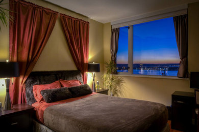 Example of a bedroom design in San Diego