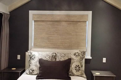Foto de dormitorio clásico renovado de tamaño medio sin chimenea con paredes grises, suelo de madera en tonos medios y suelo marrón