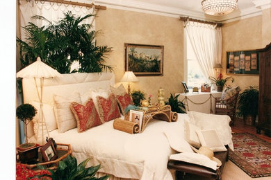 Diseño de dormitorio principal tradicional sin chimenea con paredes beige y moqueta