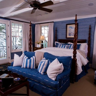 Imagen de dormitorio principal, costero, de tamaño medio, sin chimenea, con paredes azules, moqueta y suelo beige