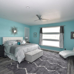 Foto de dormitorio tradicional renovado, de tamaño medio, con paredes azules, suelo vinílico y suelo marrón