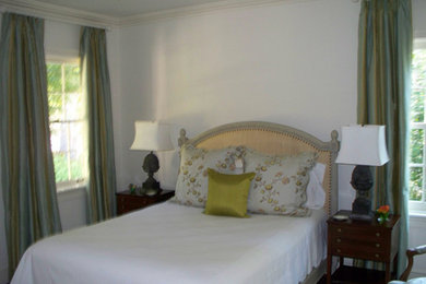Imagen de habitación de invitados tradicional pequeña con paredes blancas