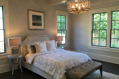 ナッシュビルにある広いトランジショナルスタイルのおしゃれな客用寝室 (グレーの壁、濃色無垢フローリング、暖炉なし) のインテリア