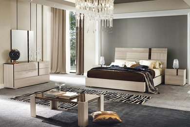 Imagen de dormitorio principal contemporáneo de tamaño medio sin chimenea con paredes beige, moqueta y suelo gris