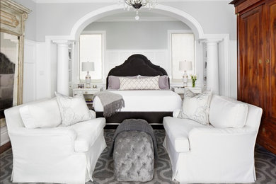 На фото: большая спальня на антресоли в классическом стиле с серыми стенами и ковровым покрытием без камина с