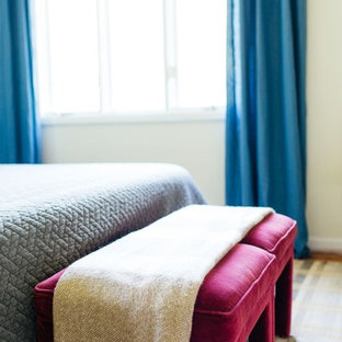 Modelo de dormitorio principal, clásico renovado, de tamaño medio, sin chimenea, con paredes blancas, moqueta y suelo multicolor