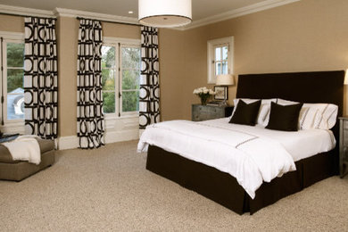 Стильный дизайн: большая хозяйская спальня в стиле неоклассика (современная классика) с бежевыми стенами и ковровым покрытием без камина - последний тренд
