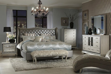 Diseño de dormitorio principal retro de tamaño medio con paredes beige y suelo de madera oscura