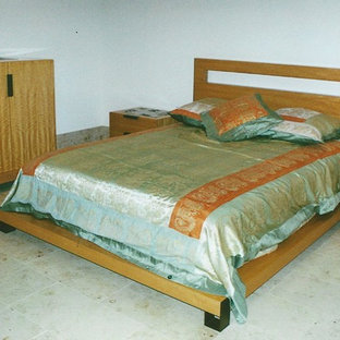 Foto de habitación de invitados moderna, grande, con paredes blancas y suelo de piedra caliza