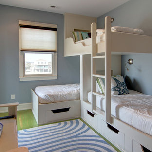 Modelo de habitación de invitados marinera, de tamaño medio, sin chimenea, con paredes azules, suelo de madera en tonos medios y suelo verde