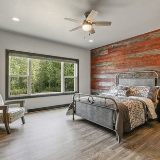 Foto de dormitorio campestre con paredes rojas, suelo de madera clara y suelo gris