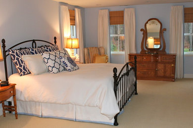 Imagen de dormitorio principal clásico grande sin chimenea con paredes azules y moqueta
