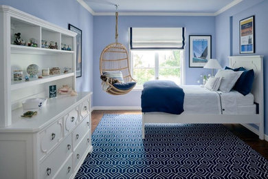 サンフランシスコにある中くらいなビーチスタイルのおしゃれな客用寝室 (青い壁、無垢フローリング、茶色い床)