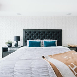 Großes Modernes Hauptschlafzimmer ohne Kamin mit weißer Wandfarbe, Sperrholzboden und braunem Boden in Vancouver