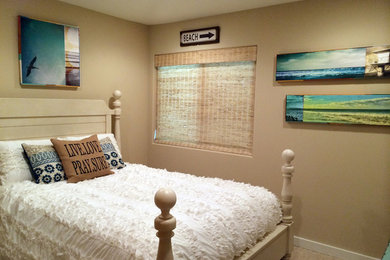 Imagen de dormitorio costero de tamaño medio con paredes beige y moqueta