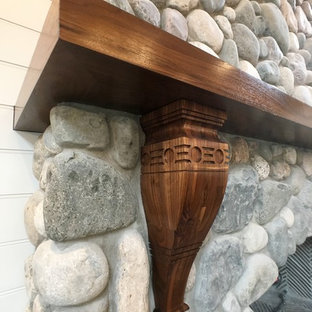 Foto de habitación de invitados tradicional, extra grande, con paredes blancas, chimenea tradicional, marco de chimenea de piedra y suelo de pizarra
