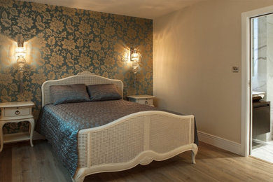 ロンドンにある中くらいなおしゃれな主寝室 (白い壁、ラミネートの床、暖炉なし、茶色い床) のレイアウト