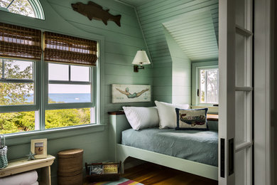 ボストンにある小さなビーチスタイルのおしゃれな客用寝室 (緑の壁、暖炉なし、淡色無垢フローリング、ベージュの床) のインテリア