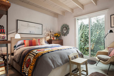 На фото: спальня в современном стиле с бетонным полом