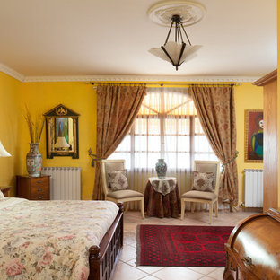 Ejemplo de habitación de invitados retro, pequeña, sin chimenea, con paredes amarillas y suelo de baldosas de cerámica