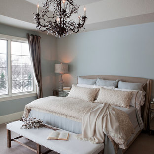 Esempio di una camera da letto stile shabby con pareti blu