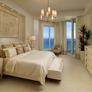 Mittelgroßes Klassisches Hauptschlafzimmer mit beiger Wandfarbe und Marmorboden in Miami