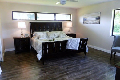 マイアミにある中くらいなトランジショナルスタイルのおしゃれなロフト寝室 (ベージュの壁、濃色無垢フローリング、暖炉なし) のレイアウト