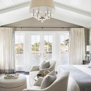 Maritimes Hauptschlafzimmer ohne Kamin mit beiger Wandfarbe, dunklem Holzboden und braunem Boden in Miami