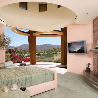 Idee per una camera da letto stile americano con pareti rosa, moquette e camino classico