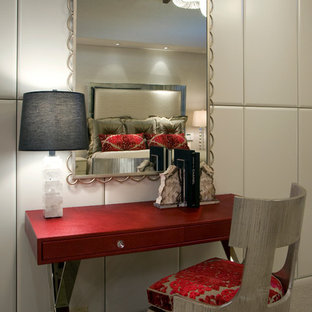 Foto de dormitorio principal, minimalista, grande, con paredes beige, moqueta, chimenea tradicional y marco de chimenea de piedra