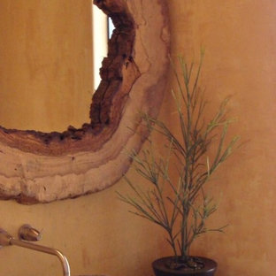 Imagen de habitación de invitados contemporánea, pequeña, sin chimenea, con paredes multicolor y suelo de baldosas de cerámica