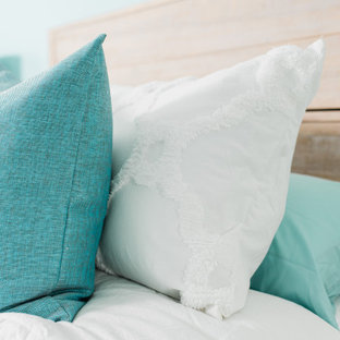 Diseño de dormitorio principal, marinero, de tamaño medio, con paredes azules, suelo vinílico y suelo gris