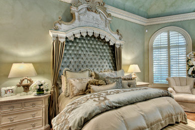 ヒューストンにある広いトランジショナルスタイルのおしゃれな主寝室