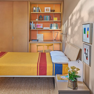 Mittelgroßes Retro Gästezimmer mit beiger Wandfarbe, Porzellan-Bodenfliesen und braunem Boden in Chicago