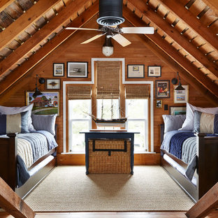 Maritimes Schlafzimmer mit braunem Holzboden in Houston