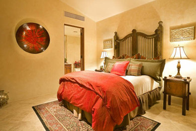 小さな地中海スタイルのおしゃれな客用寝室 (ベージュの壁、トラバーチンの床)