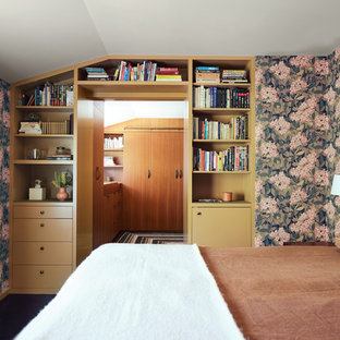 Foto de dormitorio vintage con paredes multicolor y suelo negro