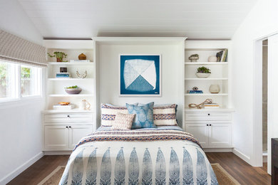 サンフランシスコにあるトランジショナルスタイルのおしゃれな寝室 (白い壁、濃色無垢フローリング)