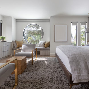 Modernes Schlafzimmer mit weißer Wandfarbe, braunem Holzboden, Gaskamin, gefliester Kaminumrandung und braunem Boden in San Francisco