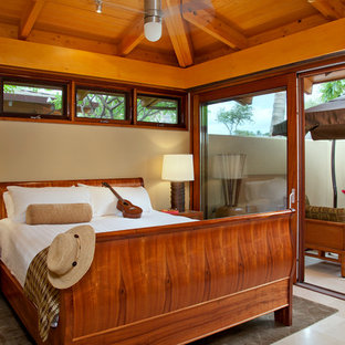 Diseño de dormitorio tropical con paredes beige