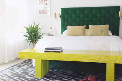 Modelo de dormitorio principal minimalista con paredes blancas y suelo de madera pintada