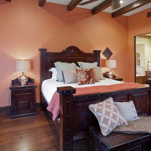 Idee per una camera da letto stile americano con pareti rosa e parquet scuro