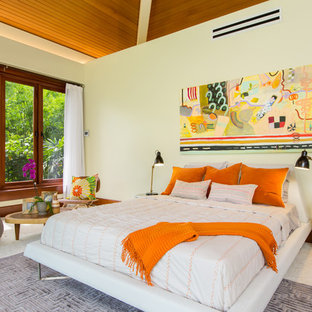 Modelo de dormitorio principal, tropical, grande, sin chimenea, con paredes blancas, moqueta y suelo beige