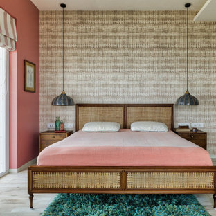 Idee per una camera matrimoniale tropicale di medie dimensioni con pareti rosa e pavimento marrone