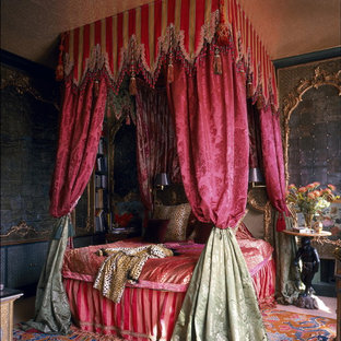 Inspiration pour une chambre parentale victorienne de taille moyenne avec un mur multicolore et aucune cheminée.