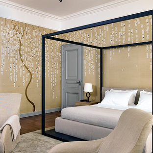 Cette photo montre une chambre parentale chic avec un mur multicolore et un sol en bois foncé.