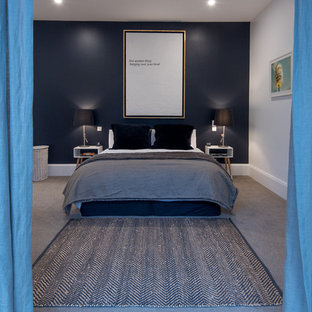 Modelo de dormitorio principal, contemporáneo, con paredes negras