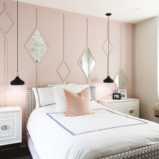Mittelgroßes Modernes Gästezimmer mit rosa Wandfarbe, dunklem Holzboden, braunem Boden und Wandpaneelen in San Diego